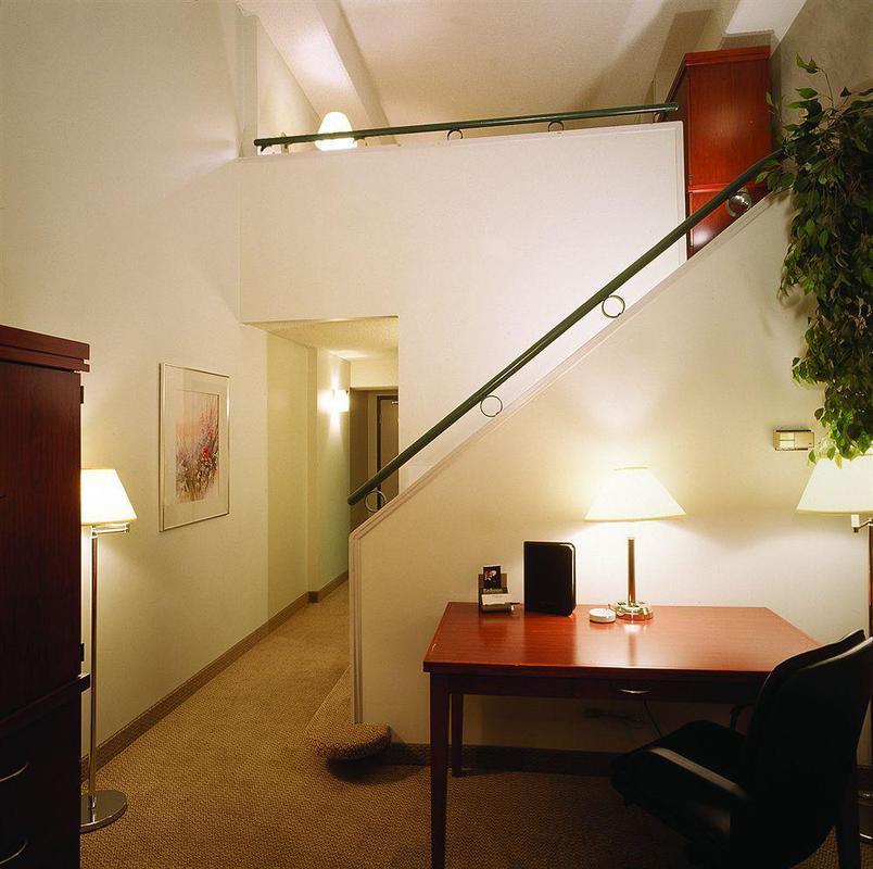Holiday Inn Hotel & Suites London By Ihg Dış mekan fotoğraf