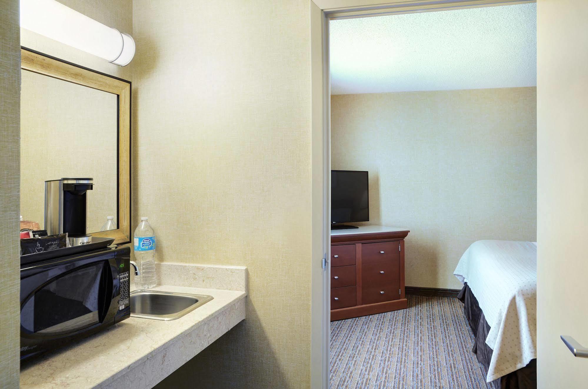 Holiday Inn Hotel & Suites London By Ihg Dış mekan fotoğraf