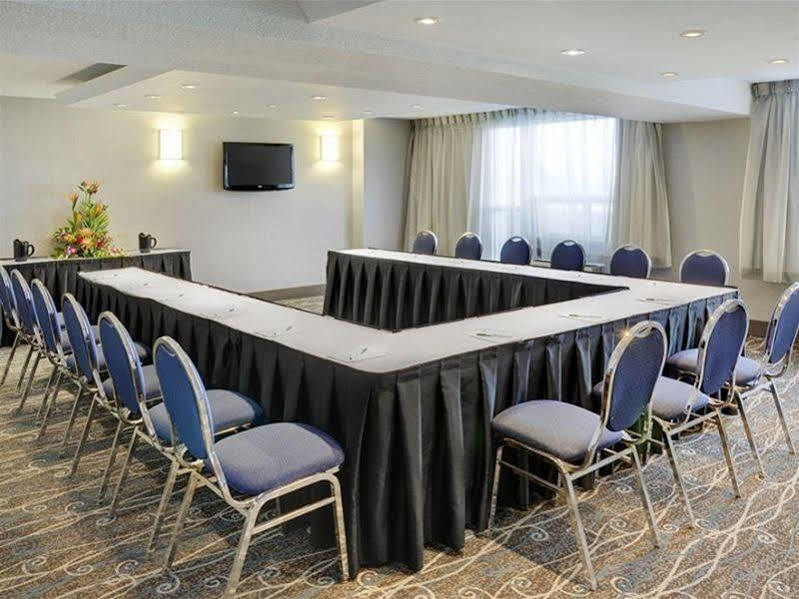 Holiday Inn Hotel & Suites London By Ihg Dış mekan fotoğraf